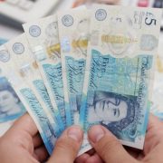 La libra esterlina cae a su mínimo histórico y el euro a su nivel más bajo en 20 años