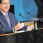 Petro tomaría deuda por US13,700 millones para adquisición de tierras