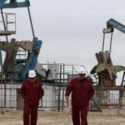 Precios del petróleo cierran con pérdidas tras sesión volátil