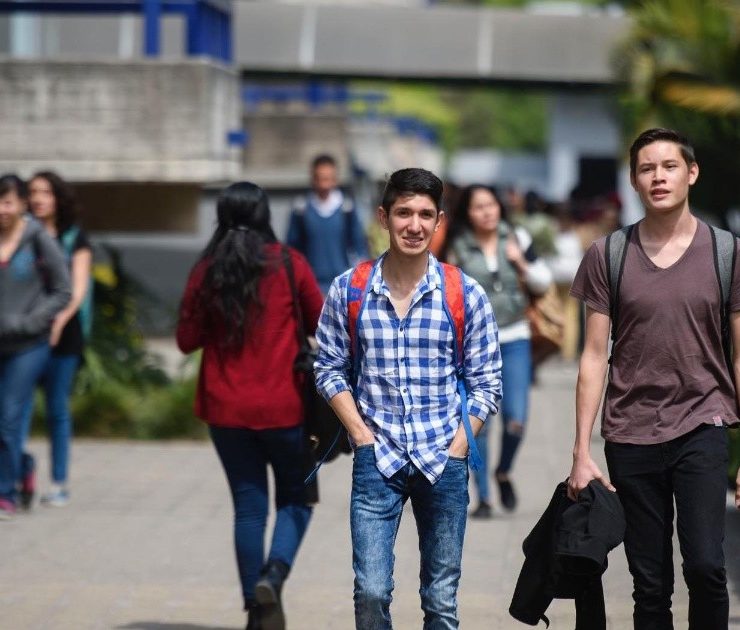 Sueldos más bajos y reducción de prestaciones complican empleo para los universitarios