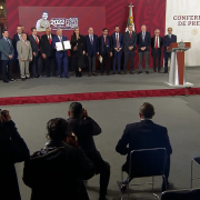 AMLO firma nuevo acuerdo con empresarios para ampliar el Pacic