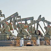 Acciones de petroleras repuntan tras incremento en precios del petróleo