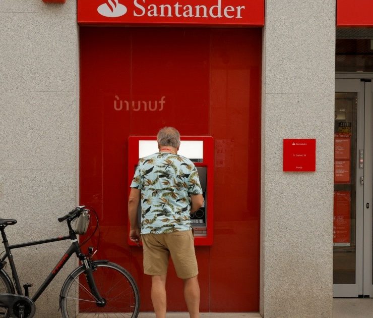 Beneficio de Santander aumenta 11% impulsado por alzas de las tasas de interés