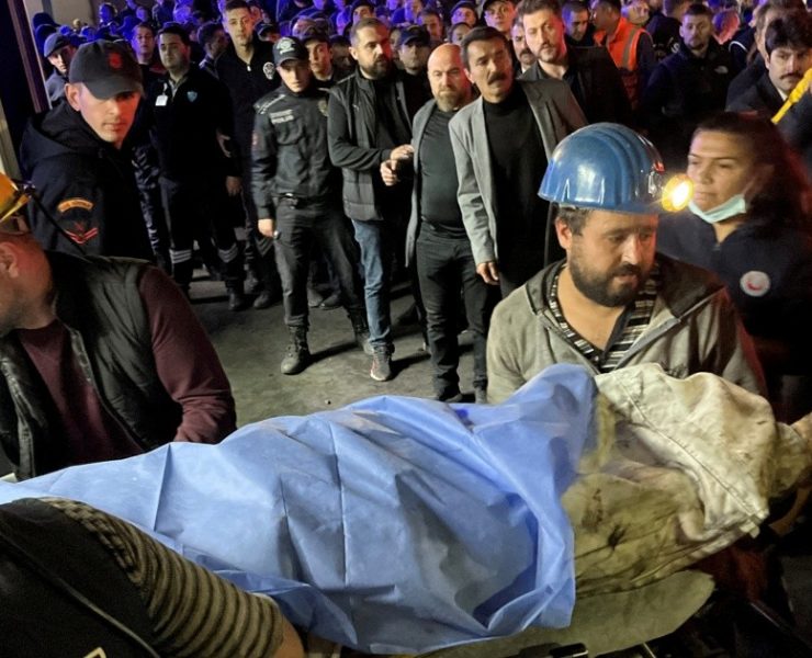 Catorce muertos y decenas de atrapados deja una explosión en mina de carbón de Turquía
