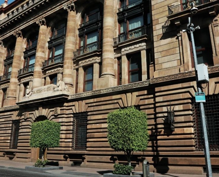 Especialistas anticipan una inflación de 8.44% y una tasa de interés de 10.20% este año