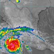 Huracán Roslyn se fortalece a categoría 3 mientras avanza hacia costa del Pacífico de México