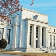 Impulso alcista en el dólar por alza de tasas de interés puede disminuir cuando la Fed pause las subidas: Bullard