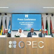 Petróleo sube 4% a máximo de cinco semanas por los recortes de la OPEP+