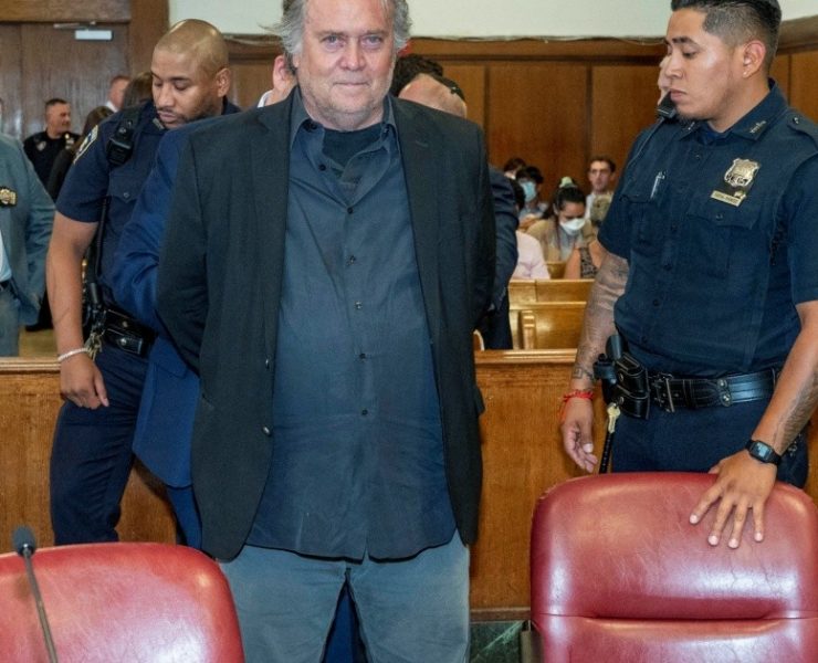Sentencian a prisión a Steve Bannon, exasesor de Donald Trump