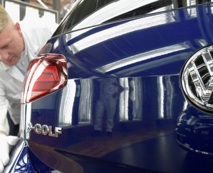 Suspensión de actividades en Rusia afecta beneficios de Volkswagen en 3T