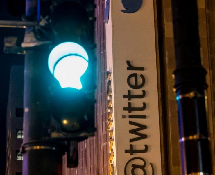 Twitter suspendido en las Bolsas de NY y México tras compra de Musk; procederá a su desliste