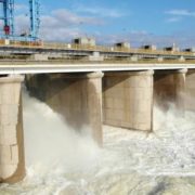 Ucrania acusa que Rusia minó represa para inundar parte de su territorio