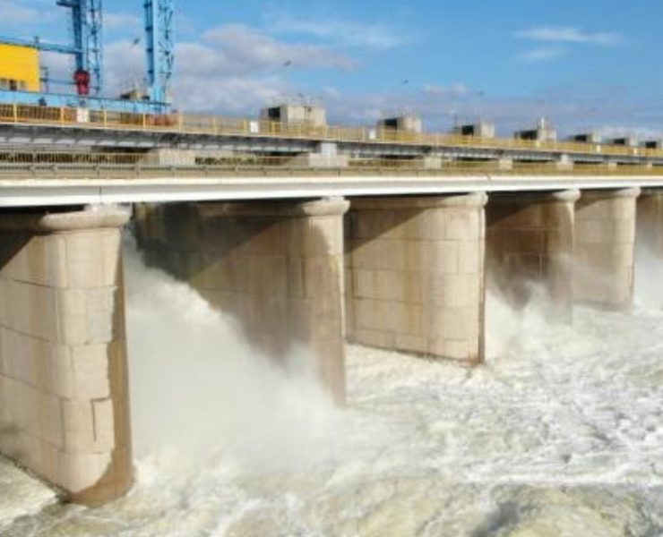 Ucrania acusa que Rusia minó represa para inundar parte de su territorio