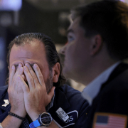 Wall Street cae tras datos de empleo que elevan temor a alzas de tasas