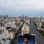 Analistas recortan levemente al 100% pronóstico de inflación para Argentina en 2022: banco central