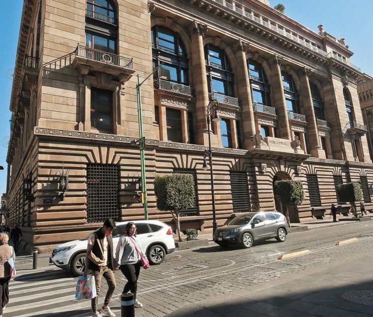 Banxico ve señales de que los choques causantes de la inflación están mitigándose: minuta