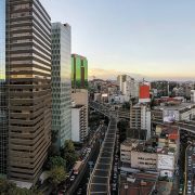 Contundencia en política monetaria e integración regional, claves para desinflación: OCDE