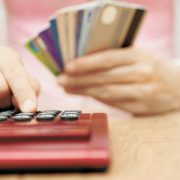 Cuide el gasto de sus cuentas bancarias en esta temporada