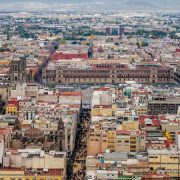 FMI ve posibles nuevas alzas de tasa en México, prevé desaceleración del crecimiento de la economía