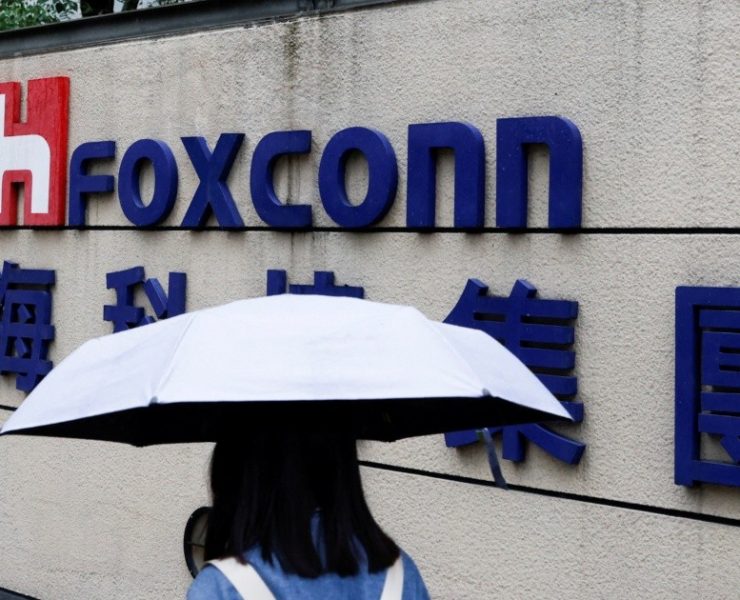 Foxconn cuadruplica bonos para empleados que laboren a pesar de un brote de Covid