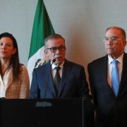 Gobierno y oposición de Venezuela firman acuerdo en México