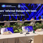 La APEC se compromete a impulsar el comercio en medio de retos geopolíticos