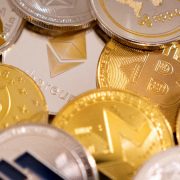 Las criptodivisas caen por segundo día; pleito FTX-Binance inquietan a los inversores