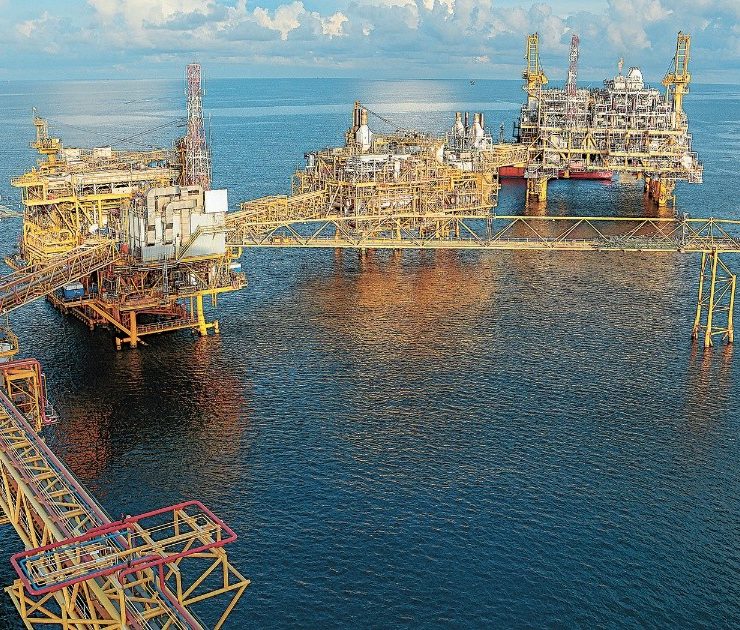 Reino Unido extenderá los impuestos extraordinarios a las empresas energéticas: The Times