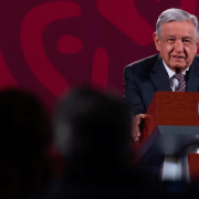 AMLO pide a la población no dejarse "manipular" con regalos de grupos criminales