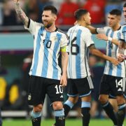Argentina vence 2-1 a Australia y clasifica a cuartos de final en Mundial