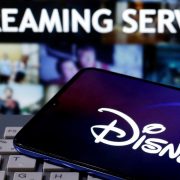 Disney+ lanza su plan básico con publicidad en EU por 7.99 dólares al mes y con más de 100 anunciantes
