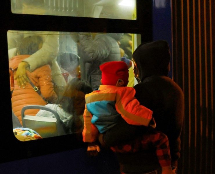 El gobernador de Texas puso vidas en peligro por el traslado de migrantes en Nochebuena, acusa la Casa Blanca