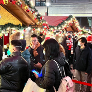 Hong Kong planea reabrir su frontera con China a mediados de enero, pese a repunte de contagios de Covid-19