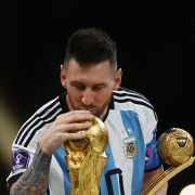 Lionel Messi recibe el Balón de Oro del Mundial de Qatar-2022