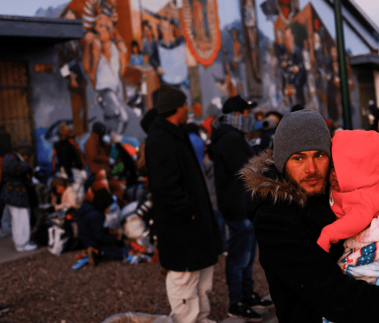 Migrantes enfrentan una gélida Navidad en frontera entre México y EU