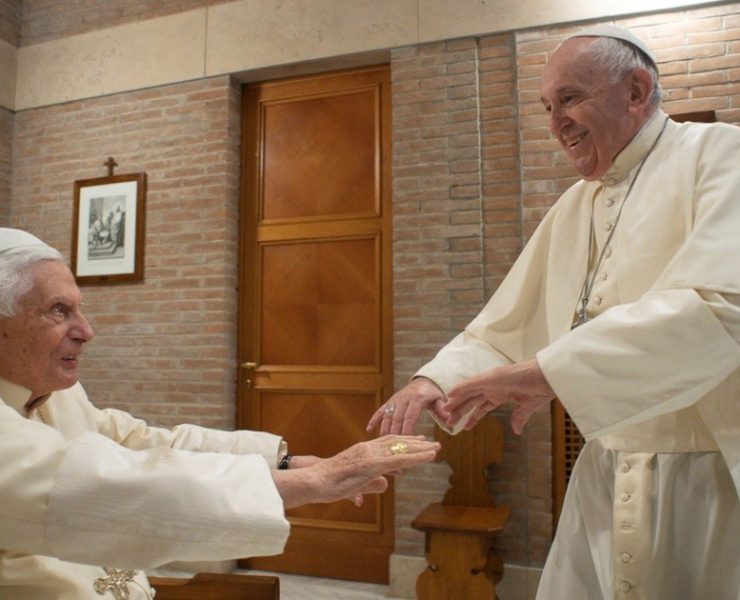 Papa Benedicto XVI se encuentra “muy enfermo”, dice el papa Francisco