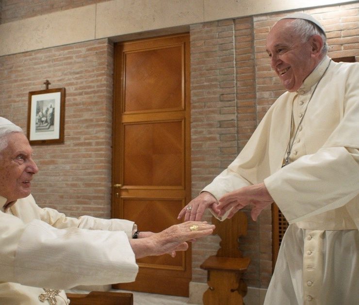 Papa Benedicto XVI se encuentra “muy enfermo”, dice el papa Francisco