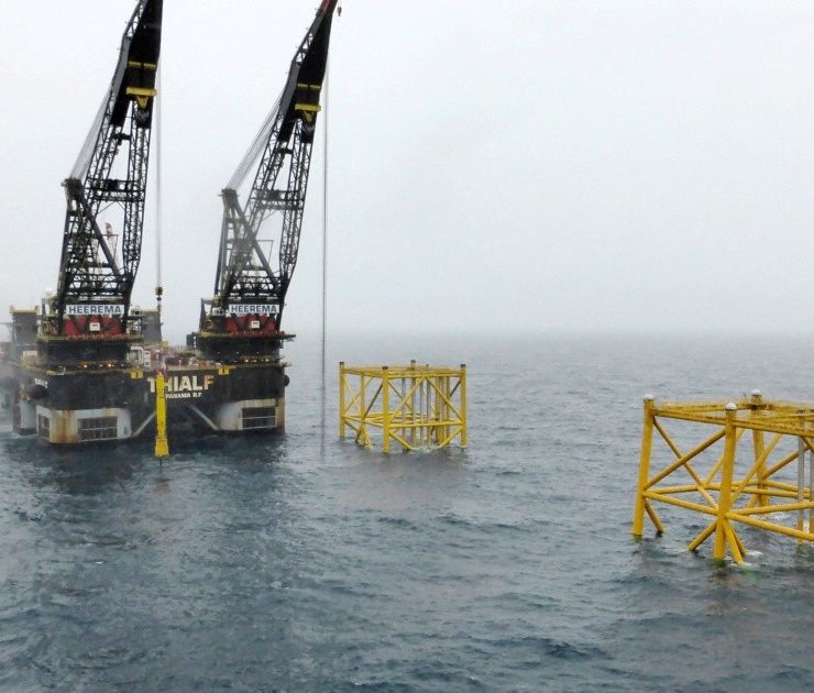 Petróleo Brent roza los 84 dólares en la víspera de Navidad