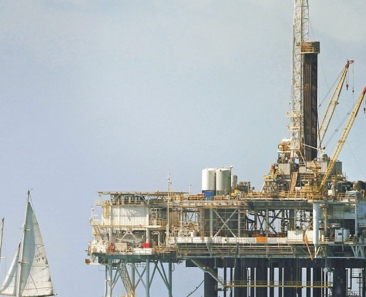 Precios del petróleo cierran con ganancias ayudados por compras de EU