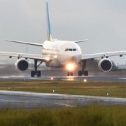 Reabre aeropuerto de Guatemala afectado por cenizas de volcán en erupción