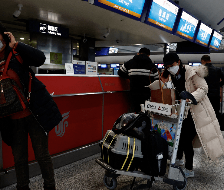 Reino Unido y Francia imponen restricciones a viajeros de China por Covid-19