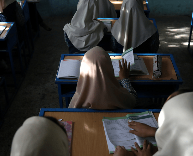 Save the Children y otras ONGs suspenden actividades en Afganistán tras la prohibición de personal femenino