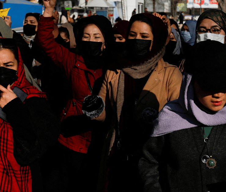 Talibanes prohíben a las mujeres trabajar para organizaciones no gubernamentales en Afganistán