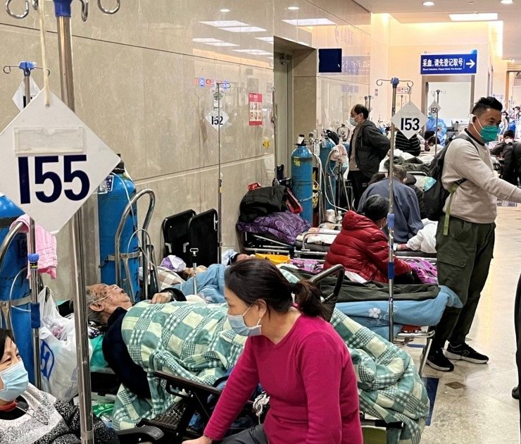 Hospitales en Shanghái desbordados por afluencia de enfermos de Covid-19