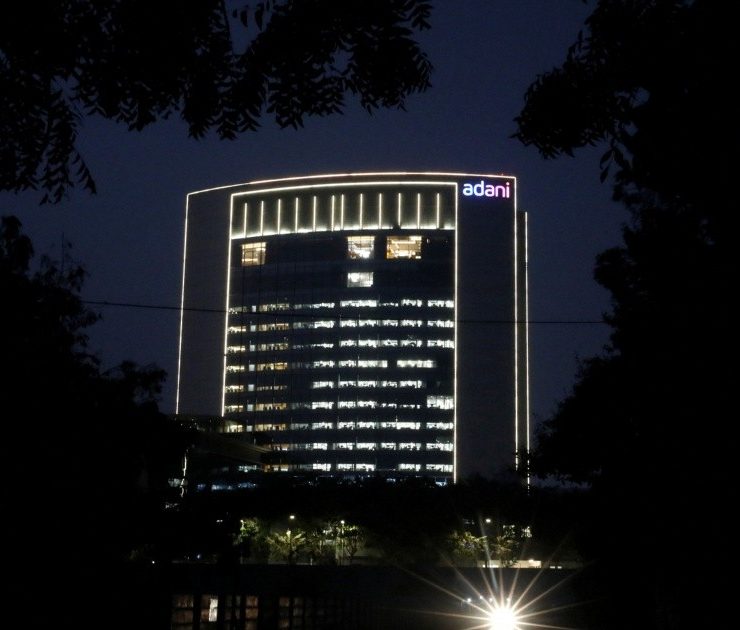 Las empresas de Adani pierden 65,000 millones de dólares en batalla con vendedores en corto en EU