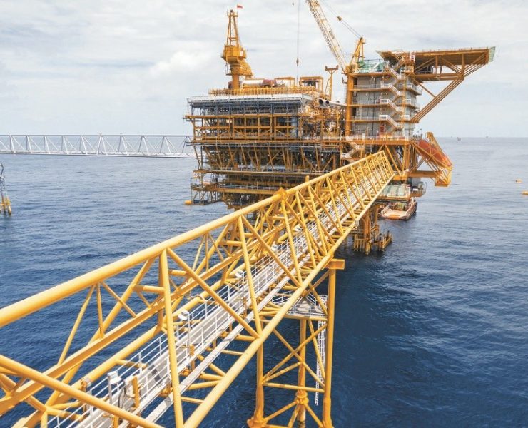 Petróleo inicia 2023 con pérdida de más de 8%