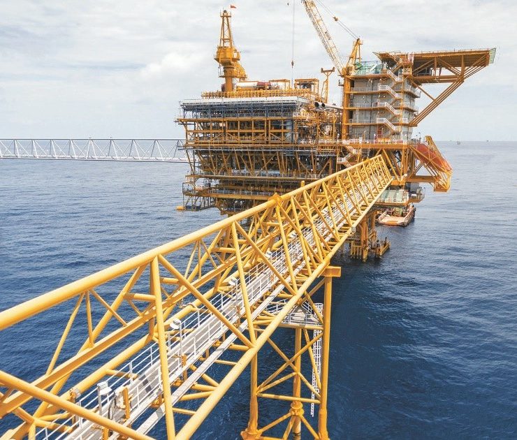 Petróleo inicia 2023 con pérdida de más de 8%