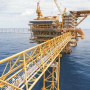 Precios del petróleo caen 2% en espera de señales de reactivación en China