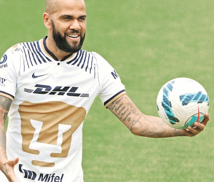 Pumas rescinde contrato de Dani Alves tras ser detenido por presunta agresión sexual