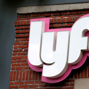Acciones de Lyft se desploman más de 35% por sombrías perspectivas de beneficios
